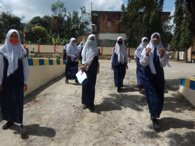Jam pulang sekolah tetap jaga jarak
