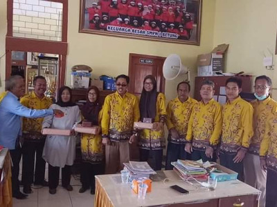 Perpisahan Guru Pensiun dan Mutasi
