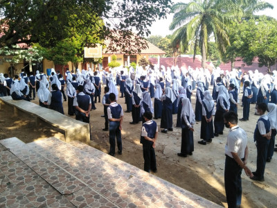 siswa mendengarkan pengarahan dari kepala SMPN 1 Betung